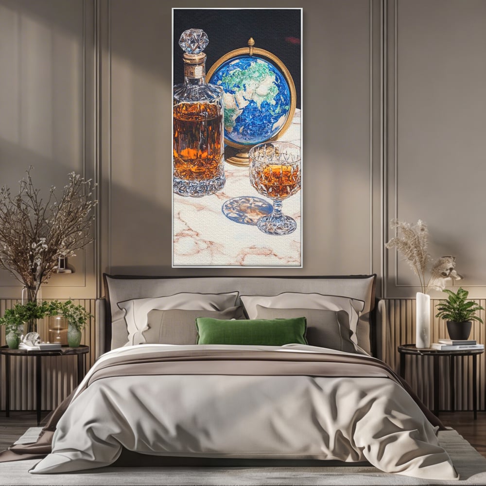 Tablou canvas cu tablou canvas cu sticla de whisky si glob pamantesc, in rama de aluminiu argintiu, pe perete intr-un dormitor